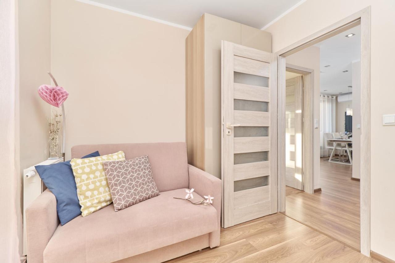 Apartment Wroclaw Krakowska With Balcony And Free Garage By Noclegi Renters Bagian luar foto
