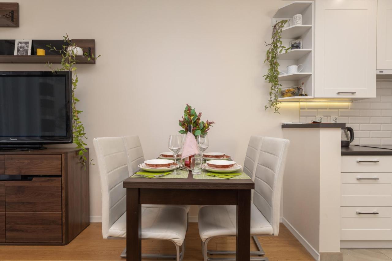 Apartment Wroclaw Krakowska With Balcony And Free Garage By Noclegi Renters Bagian luar foto